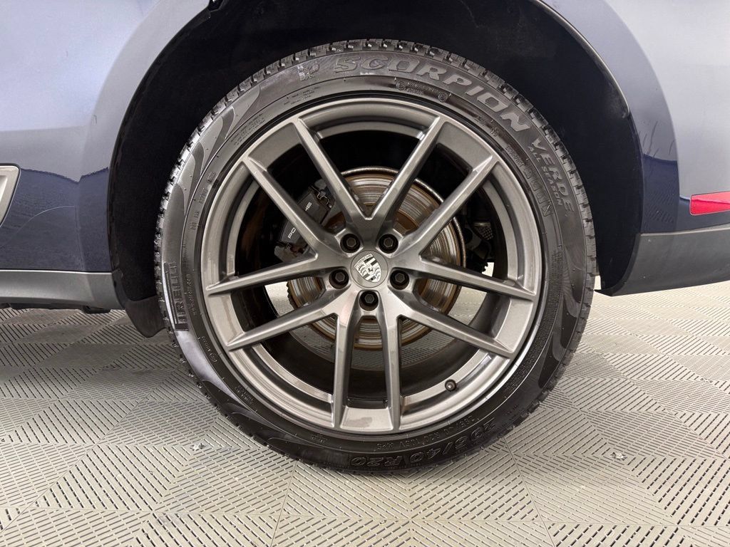 Certified 2023 Porsche Macan Turbo AWD/4WD image 12