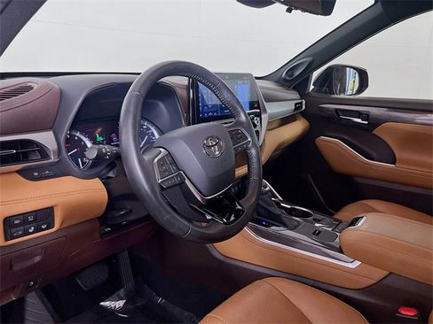 Used 2020 Toyota Highlander Platinum image 11