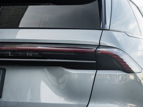 Used 2024 Lincoln Nautilus Reserve w/ Jet Appearance Package (87T) image 7