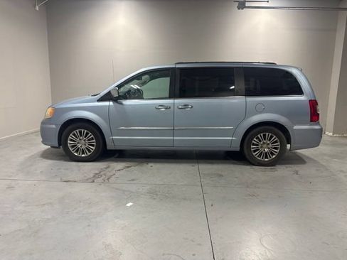 Used 2013 Chrysler Town & Country Touring-L w/ Trailer Tow Group FWD image 10