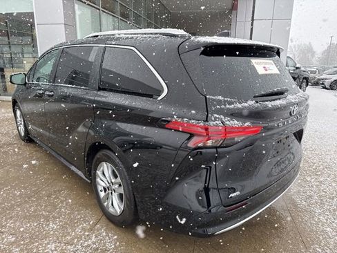 Used 2022 Toyota Sienna Limited image 5
