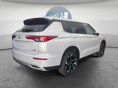 New 2025 Mitsubishi Outlander SE image 3