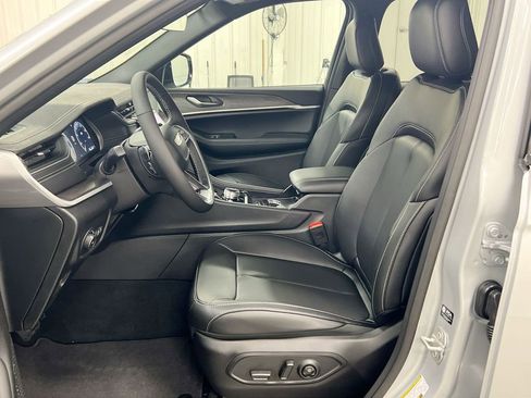 New 2025 Jeep Grand Cherokee Limited w/ Black Appearance Package image 19