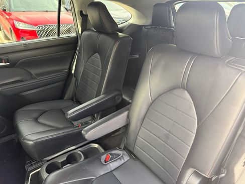 Used 2022 Toyota Highlander XLE AWD/4WD image 23