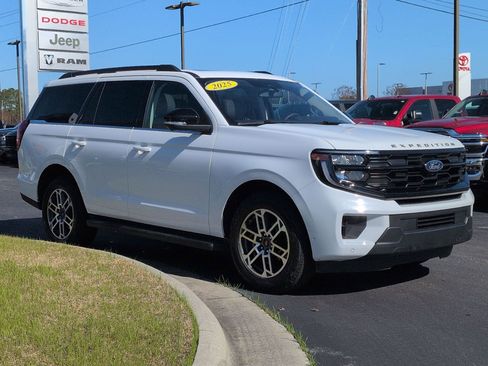 Used 2025 Ford Expedition Active image 3