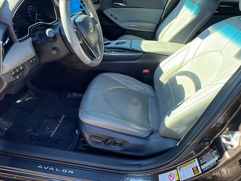 Used 2019 Toyota Avalon XLE image 16
