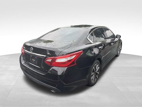 Used 2017 Nissan Altima 2.5 SL w/ 2.5 Technology Package FWD image 2