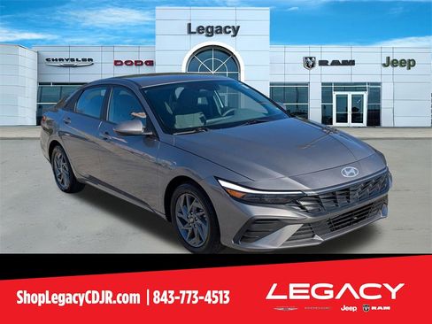 Used 2024 Hyundai Elantra SEL image 1