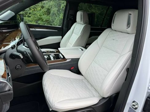 Used 2026 Cadillac Escalade ESV Platinum Luxury AWD/4WD image 17
