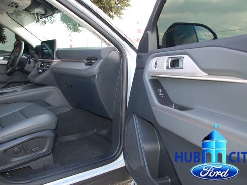 Used 2025 Ford Explorer Active w/ Active Comfort Package RWD image 17