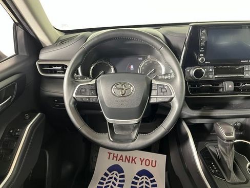 Used 2022 Toyota Highlander XLE AWD/4WD image 17