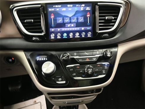 Used 2018 Chrysler Pacifica Touring-L Plus w/ Tire & Wheel Group image 10