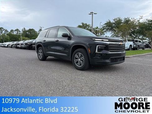 Used 2025 Chevrolet Traverse LT FWD image 1