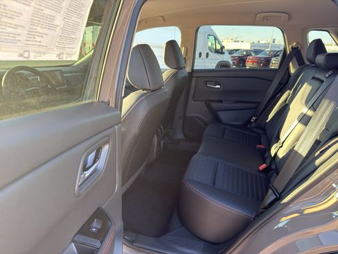 Certified 2025 Nissan Rogue SV image 27