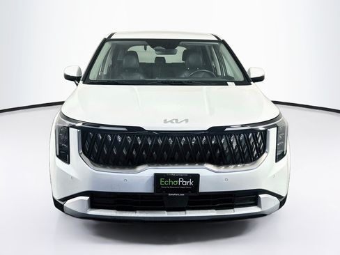 Used 2025 Kia Carnival FWD image 2
