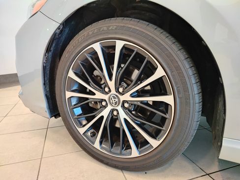 Used 2020 Toyota Camry SE FWD image 9