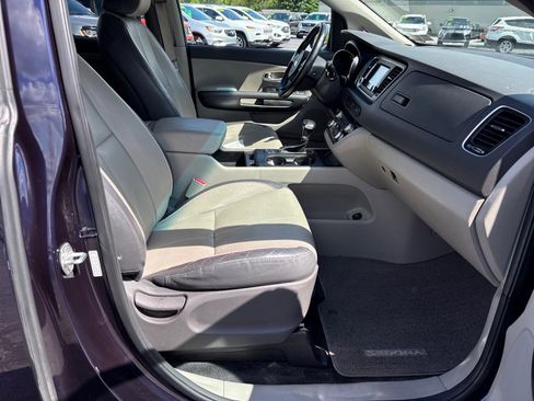 Used 2018 Kia Sedona LX w/ LX Essentials Premium Package FWD image 15