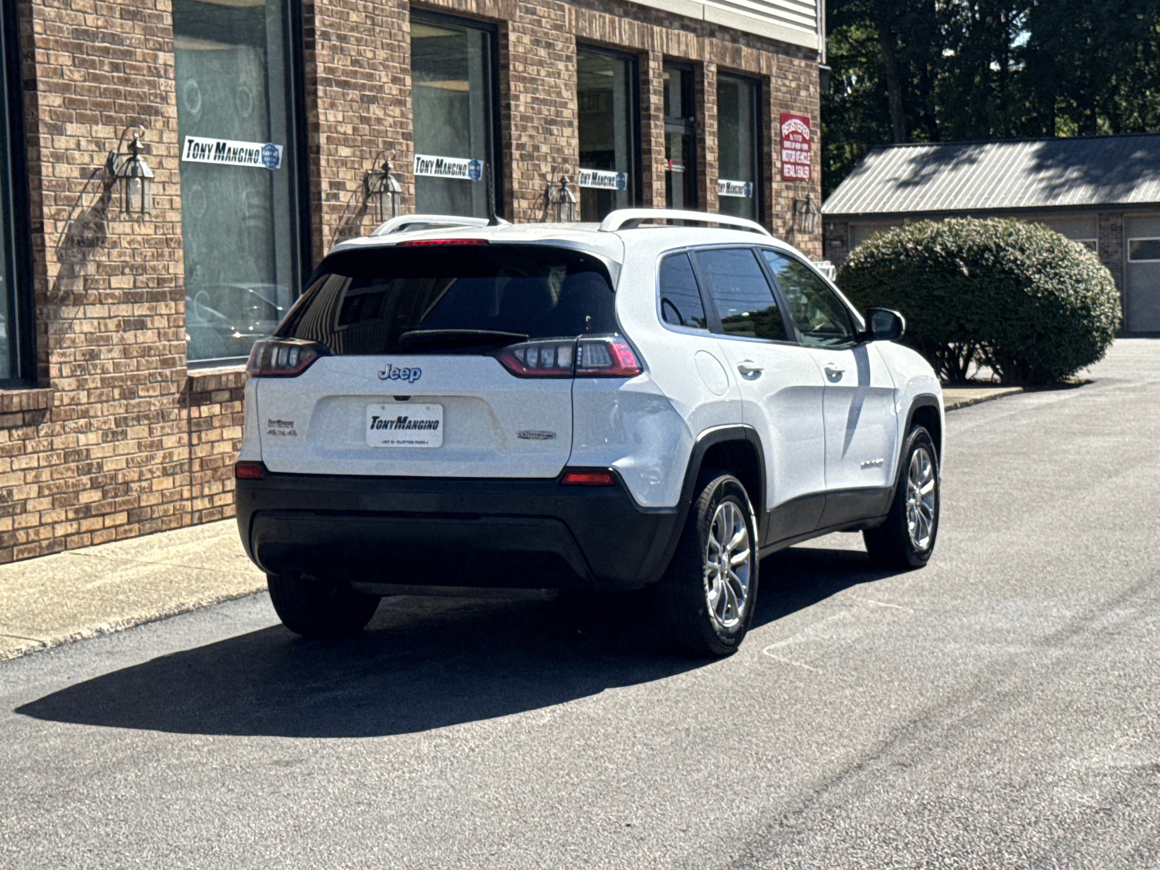 Used 2020 Jeep Cherokee Latitude Plus w/ Cold Weather Group AWD/4WD image 5