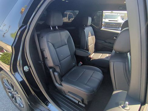 Used 2023 Chevrolet Traverse RS w/ LPO, Cargo Package FWD image 27
