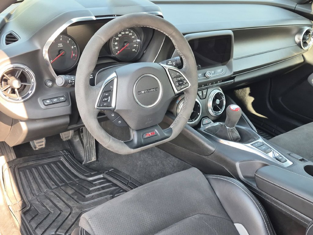 Used 2018 Chevrolet Camaro SS RWD image 12