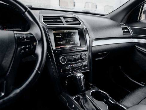 Used 2016 Ford Explorer XLT w/ Equipment Group 202A image 8