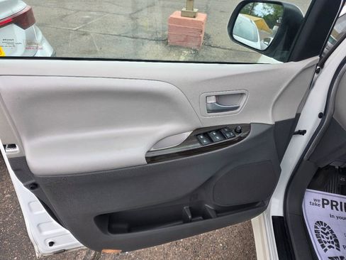 Used 2017 Toyota Sienna XLE w/ XLE Navigation Package image 15