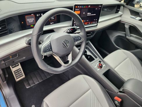 Used 2025 Volkswagen Tiguan SE R-Line FWD image 2