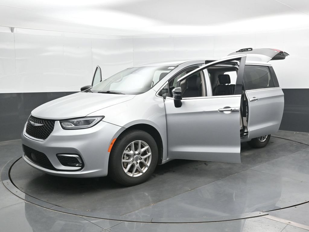 Used 2024 Chrysler Pacifica Touring-L FWD image 48