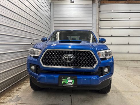 Used 2018 Toyota Tacoma TRD Sport image 2