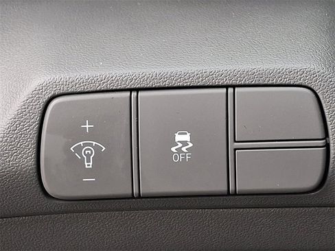 Used 2025 Hyundai Elantra SEL image 27