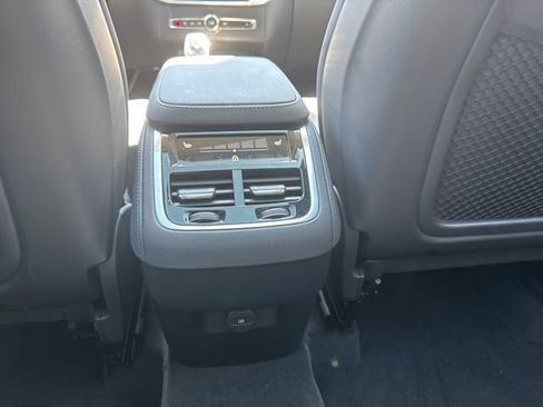 Certified 2025 Volvo XC90 B6 Plus AWD/4WD image 17