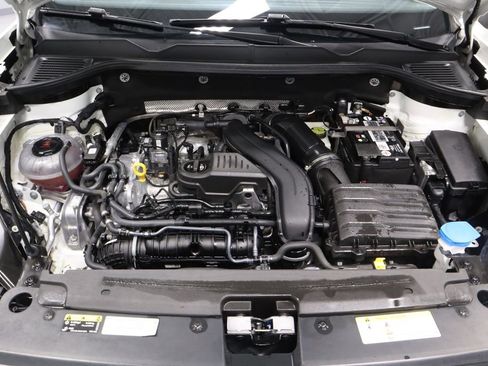 Used 2023 Volkswagen Taos SE w/ Panoramic Sunroof Package image 14