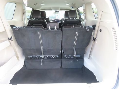 Used 2023 Chrysler Pacifica Touring-L FWD image 28