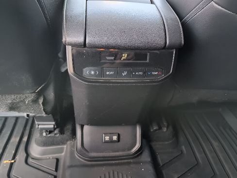 Used 2021 Toyota Highlander XLE AWD/4WD image 24
