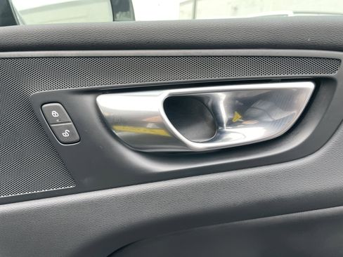 Used 2025 Volvo XC60 B5 Plus image 11