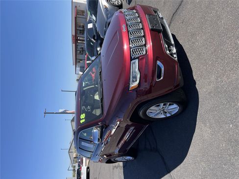 Used 2018 Jeep Grand Cherokee Overland AWD/4WD image 3