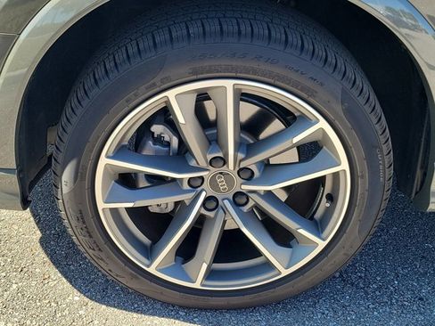 Certified 2025 Audi Q3 2.0T Premium w/ Convenience Package image 9