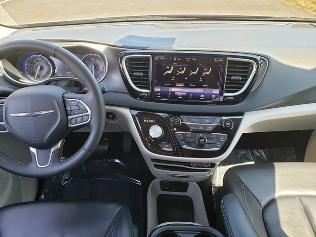 Used 2023 Chrysler Pacifica Touring-L FWD image 13