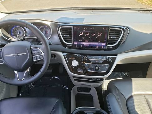 Used 2023 Chrysler Pacifica Touring-L FWD image 13