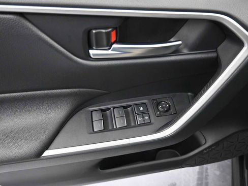 Used 2025 Toyota RAV4 XLE image 18