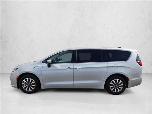 Used 2023 Chrysler Pacifica Touring-L FWD image 9