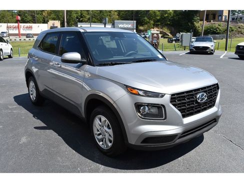 New 2025 Hyundai Venue SE image 6