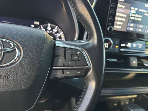 Used 2021 Toyota Highlander XLE image 19