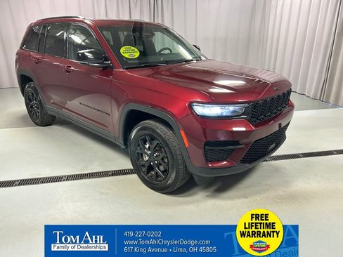 Used 2025 Jeep Grand Cherokee Altitude AWD/4WD image 1