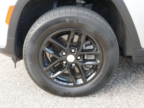 Used 2023 Jeep Grand Cherokee L Laredo image 15