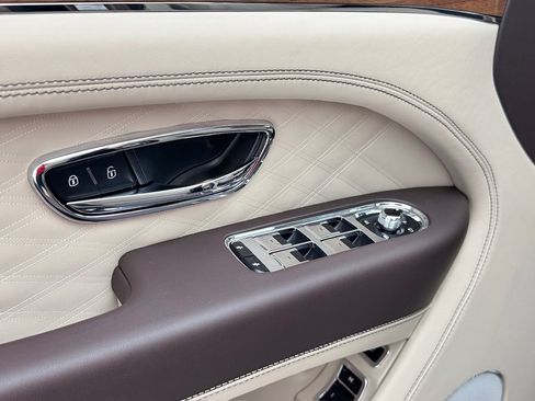 Used 2025 Bentley Bentayga image 24
