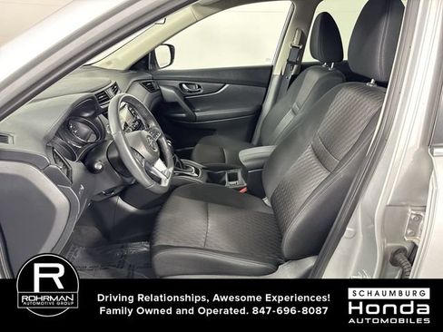 Used 2017 Nissan Rogue SV AWD/4WD image 4