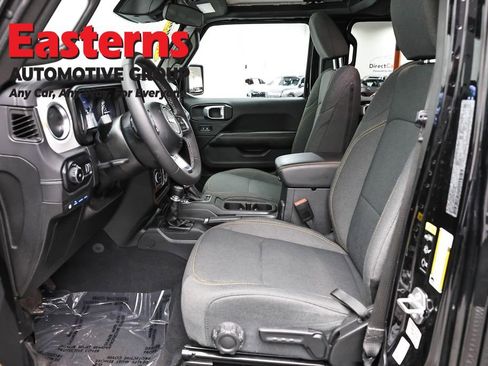 Used 2025 Jeep Wrangler Unlimited Sahara w/ Safety Group AWD/4WD image 14