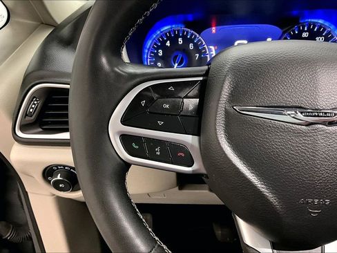 Used 2022 Chrysler Pacifica Touring-L image 11