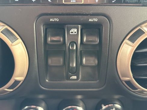 Used 2017 Jeep Wrangler Unlimited Sahara AWD/4WD image 28